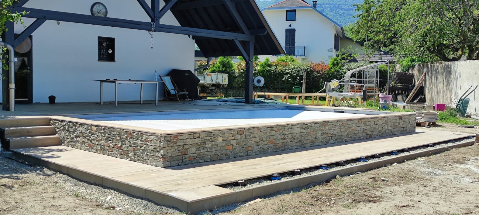 Réaliastion d'une piscine 8*4 + aménagements extérieurs à LA MOTTE SERVOELX en 2022